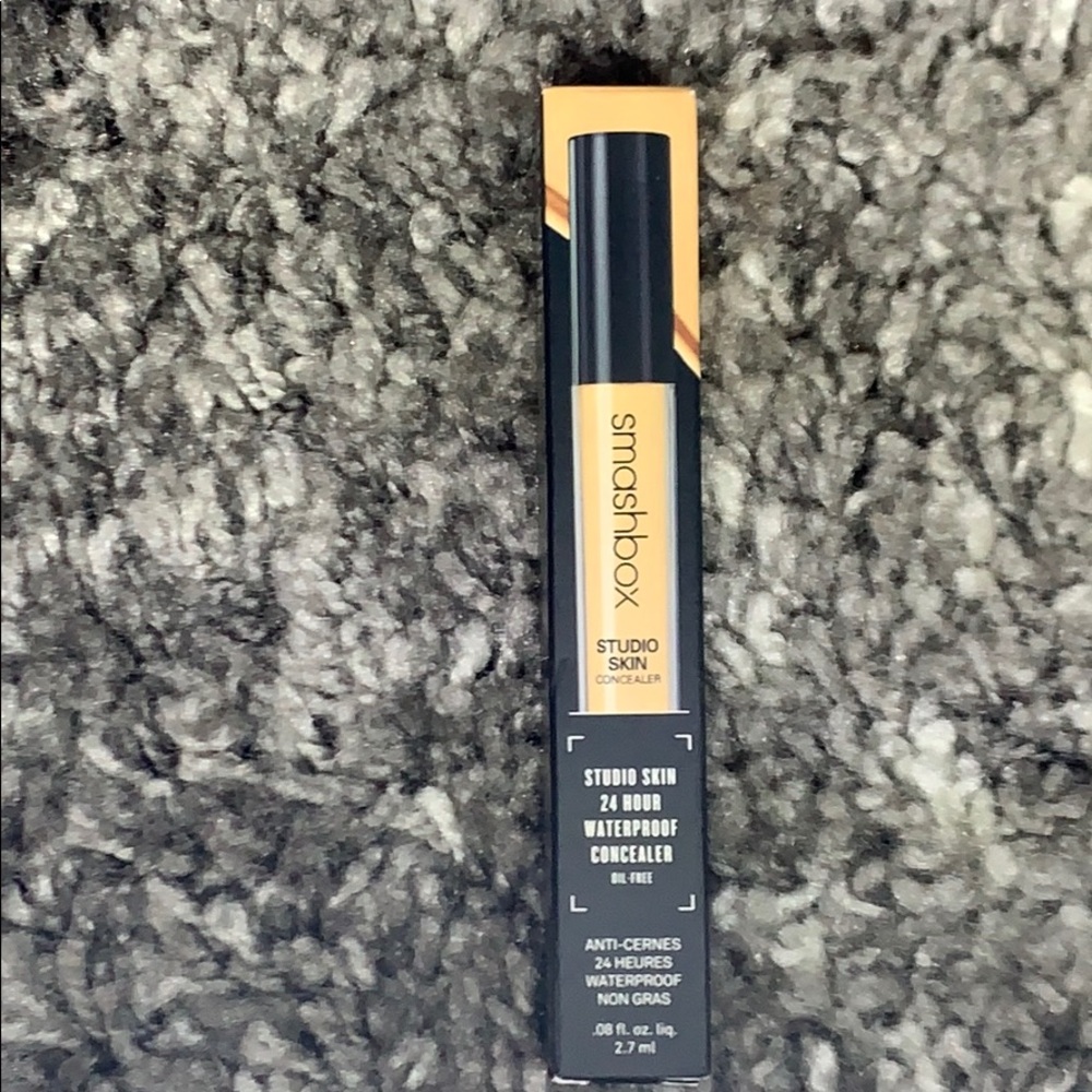 Smashbox 24hr waterproof concealer oil free- light